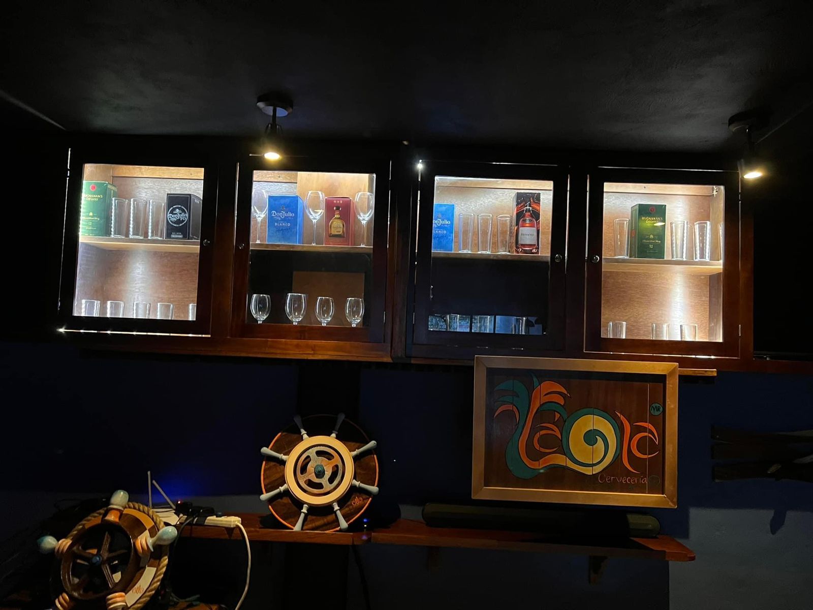 Zona privada y cervecería de La Ola con botellas premium